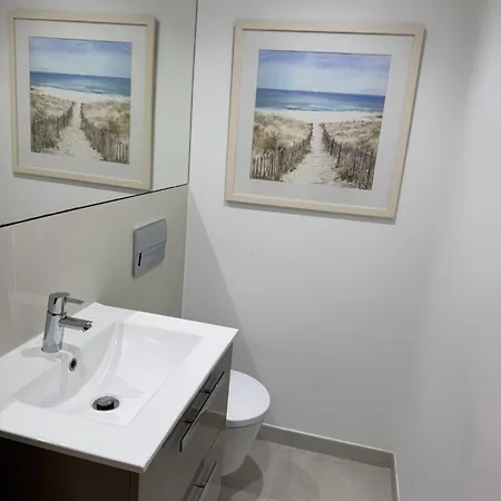 Sunny Acacia 발도로보