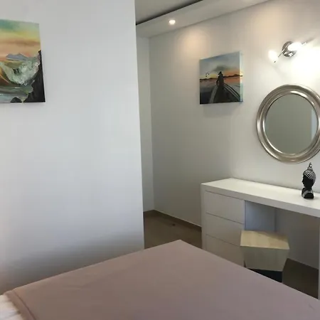 Sunny Acacia Apartment *