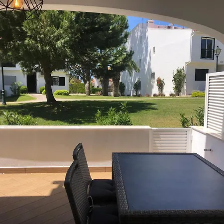 Sunny Acacia Apartment *